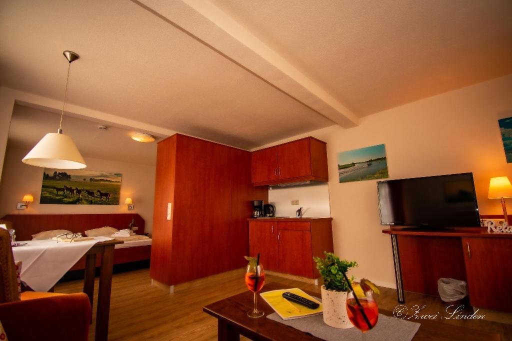 Hotel Zwei Linden - Links Der Elbe - Niedersachsen Balje Екстериор снимка