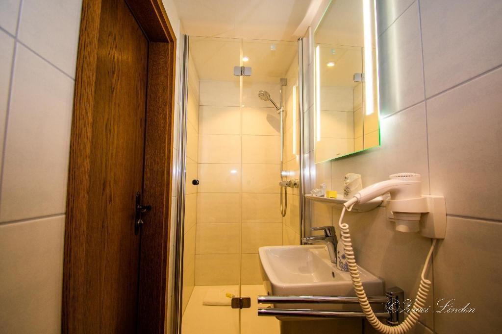 Hotel Zwei Linden - Links Der Elbe - Niedersachsen Balje Екстериор снимка